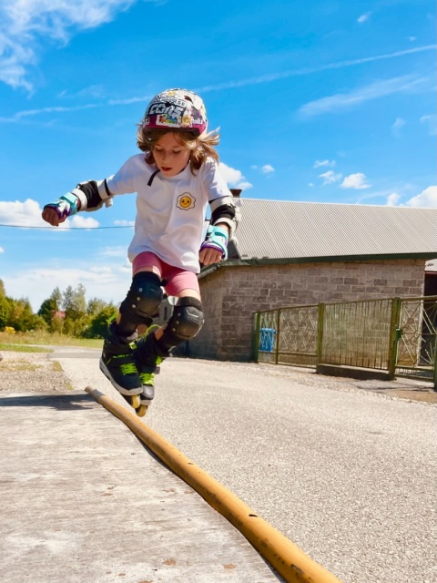 Koszulka dziecięca Jajko na rolkach Bumpie Crew (biała)